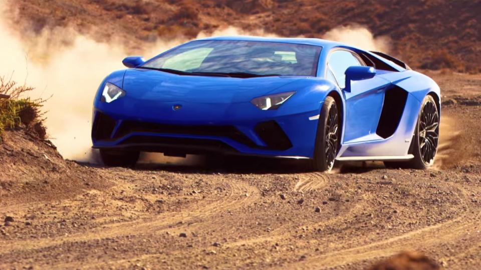 Lamborghini Aventador S si poradí i na prašné cestě.